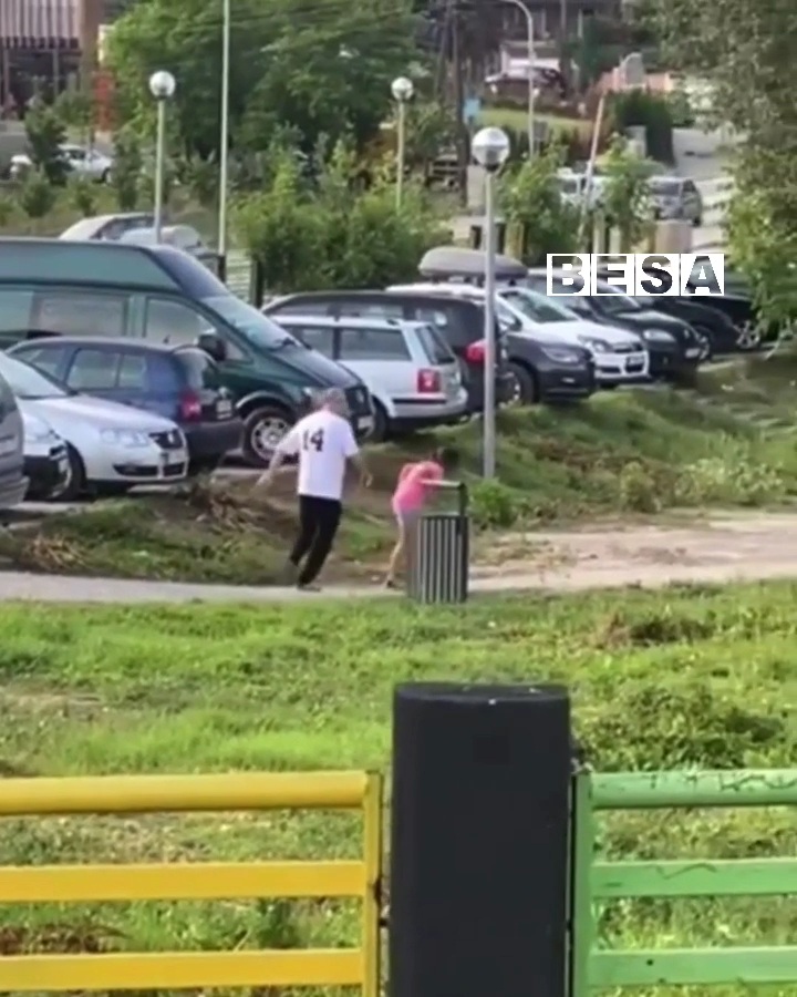 E tmerrshme: Një person rrah brutalisht një vajzë të vogël në “Tauk Bahçe” (VIDEO)