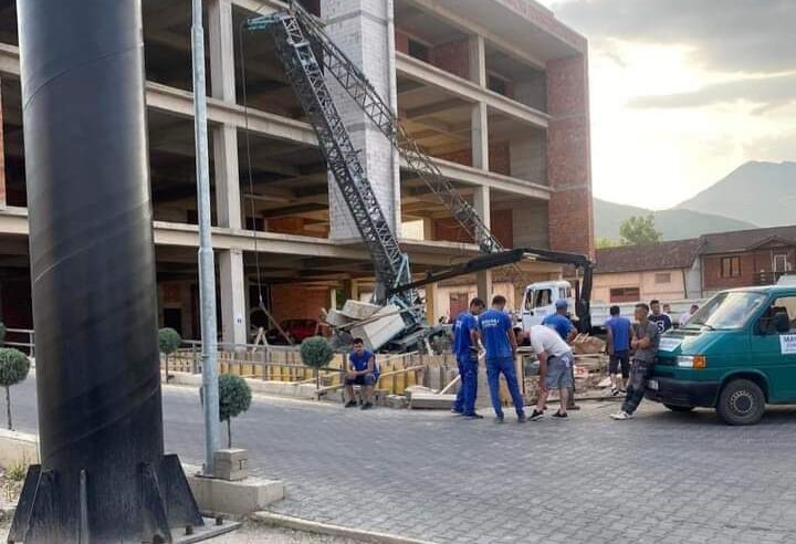 Rrëzohet vinçi në Pejë, lëndohet një punëtor