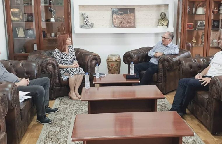 Kryetari Shaqir Totaj priti në një takim drejtoreshën e re të Spitalit të Prizrenit dr. Narqize Arënliu Hoxhaj