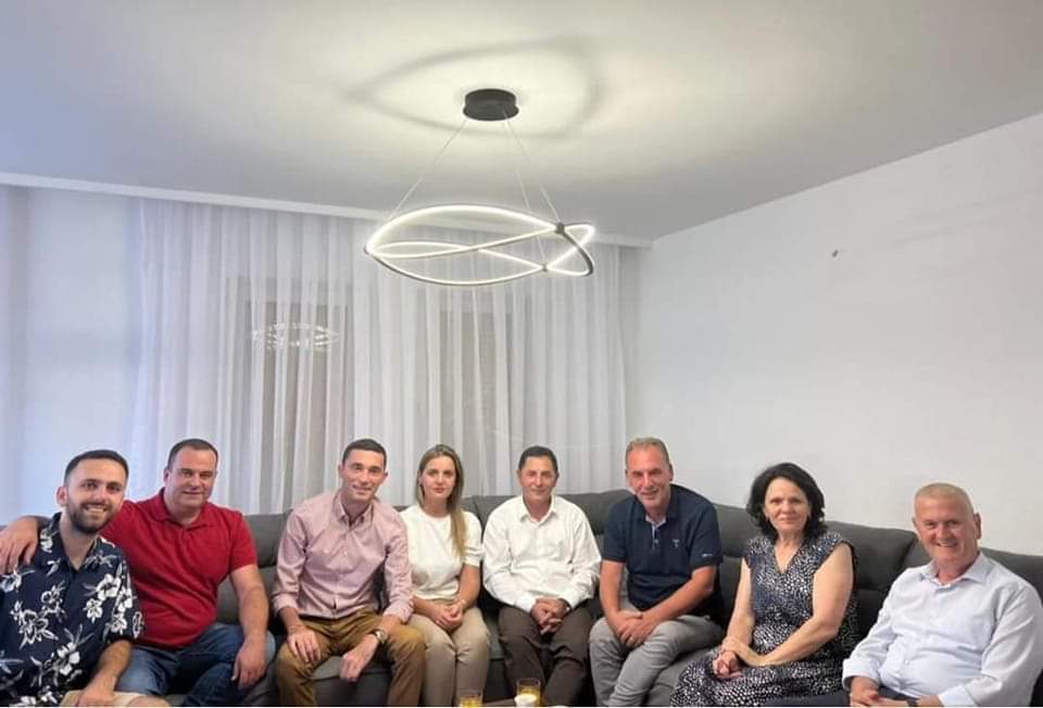 Kreu i NISMA-s, Famtir Limaj, ka vizituar sot familjen e Jakup Krasniqit, i cili po mbahet në Qendrën e Paraburgimit në Hagë bashkë me ish-krerët e tjerë të UÇK-së.