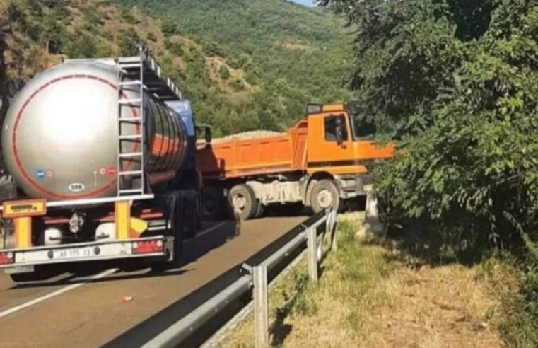 Serbët nisin barrikadimin në veri