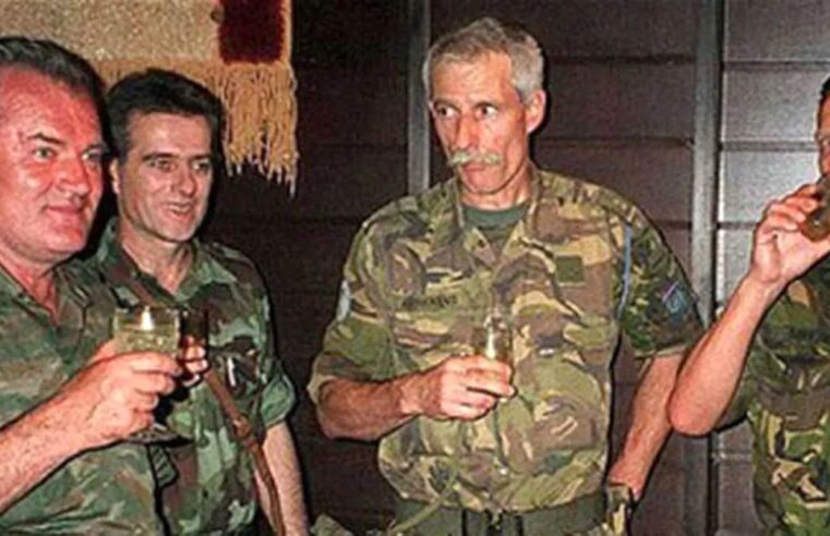Komandanti holandez Tom Karremans dhe krimineli Ratko Mladiç duke cakruar gotat pak para masakrës së Srebrenicës