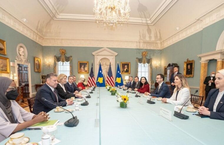 Një zyrtare e mbuluar në takim por në Kosovë nuk publikohet fotografia e plotë e Sekretarit Amerikan Antony Blinken me Albin Kurtin