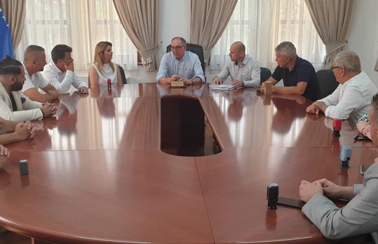 Kryetari Shaqir Totaj nënshkroi 10 kontratat e para të përfituesve të subvencioneve të OJQ-ve