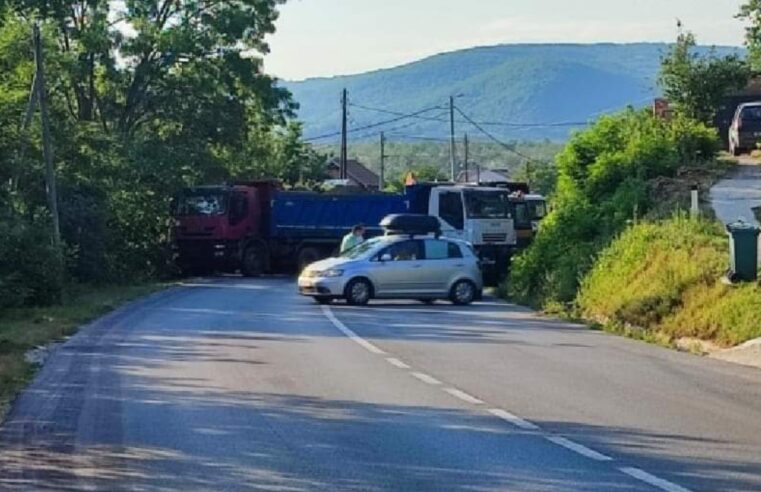 Serbët bllokojnë rrugët, mërgimtarët mbesin në pritje në Jarinje
