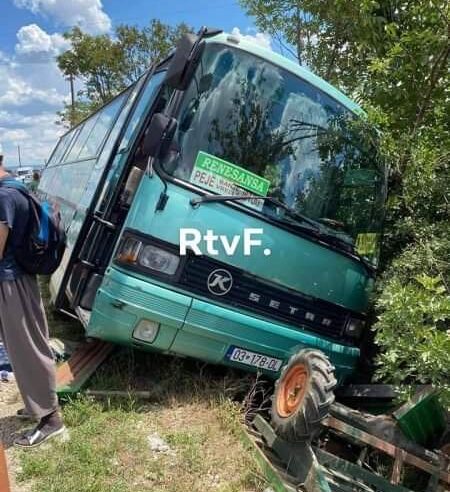 Aksident mes autobusit dhe multikultivatorit në Istog, lëndohet një person