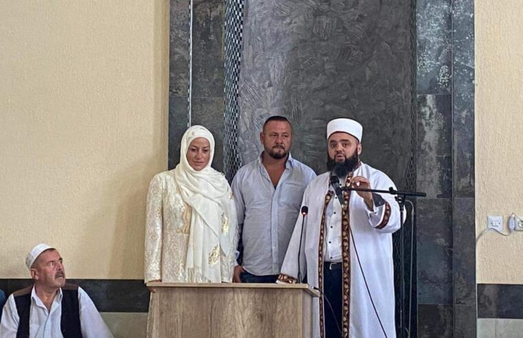 Gruaja e mërgimtarit mitrovicas kthehet në muslimane në xhaminë e Shipolit