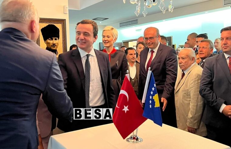 Kryeministri Albin Kurti merr pjesë në koktelin e organizuar nga Ambasada e Turqisë me rastin e 30 Gushtit, përvjetorit të 100’të të fitores 🇹🇷👇