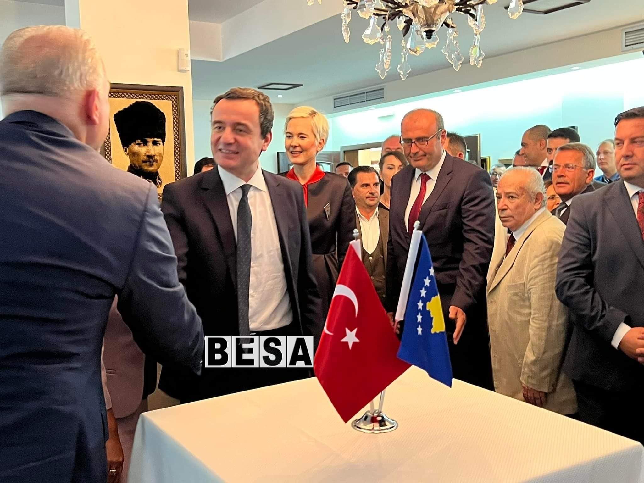 Kryeministri Albin Kurti merr pjesÃ« nÃ« koktelin e organizuar nga Ambasada e TurqisÃ« me rastin e 30 Gushtit, pÃ«rvjetorit tÃ« 100â€™tÃ« tÃ« fitores ðŸ‡¹ðŸ‡·ðŸ‘‡