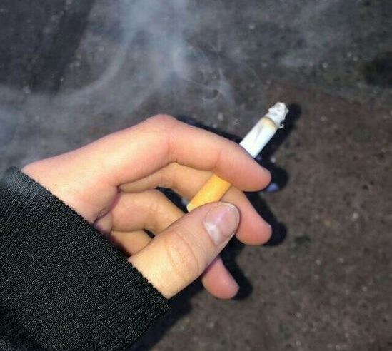 I bërtiti djalit 13-vjeçar që e kapi duke pirë cigare, arrestohet babai nga Istogu