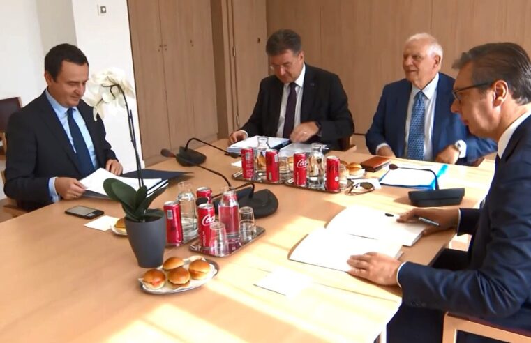 Coca-Cola e hamburgerë, Kurti e Vuçiq priten më drekë solide në takim në Bruksel