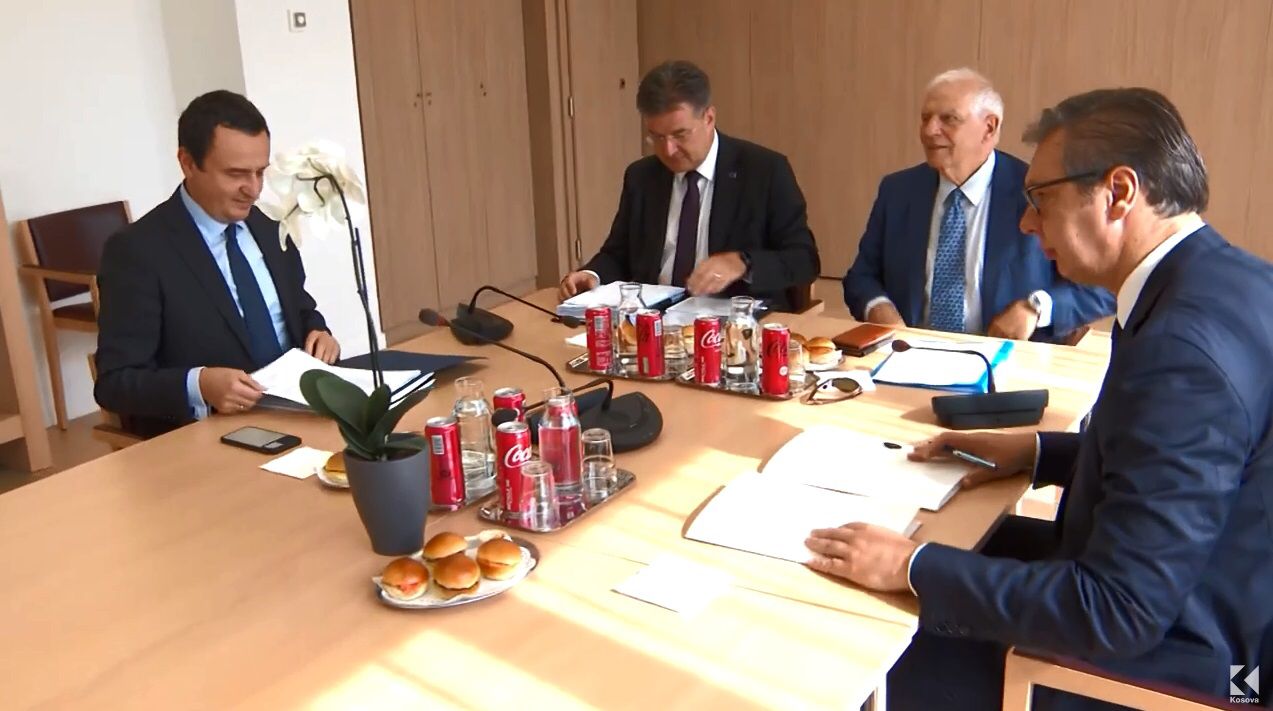 Coca-Cola e hamburgerë, Kurti e Vuçiq priten më drekë solide në takim në Bruksel