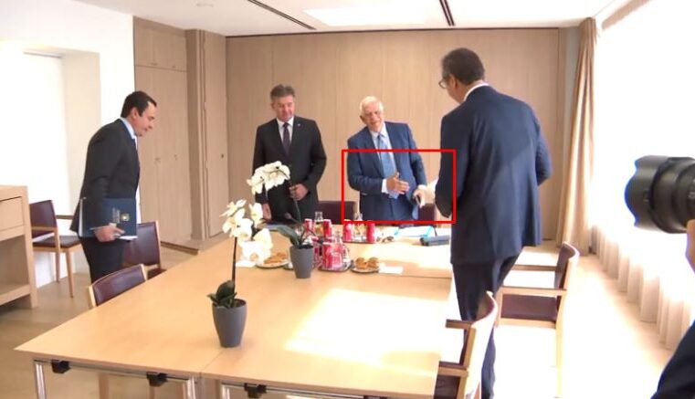 Vuçiq në takim me Kurtin, ia lë dorën “zgjatur” Borrellit