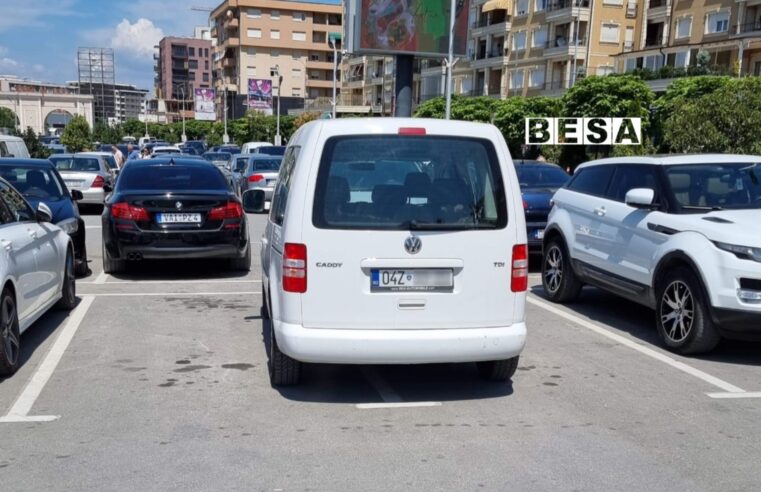 Kështu parkon 4Z në parkingun e një Qendre Tregtare në Prizren