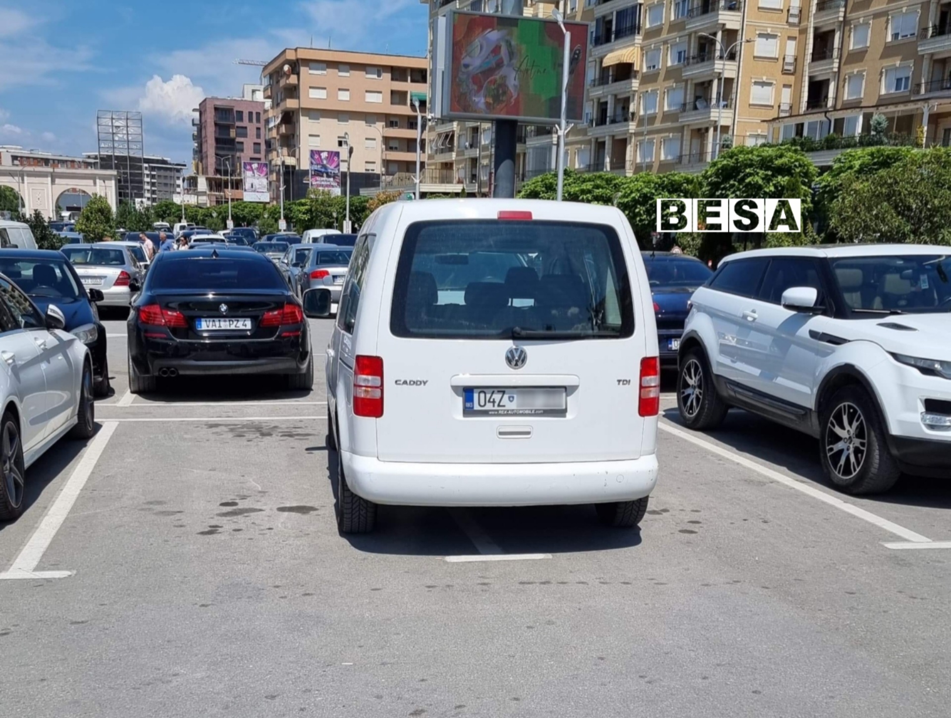 Kështu parkon 4Z në parkingun e një Qendre Tregtare në Prizren