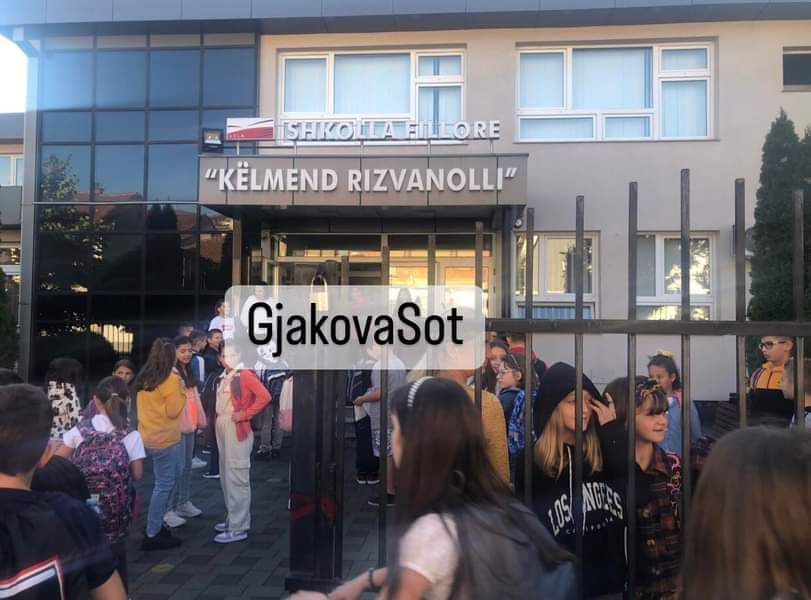 ✍️Nxënësit i kthehen bankave shkollore në shkollën “Këlmend Rizvanolli” në Gjakovë