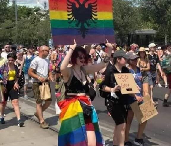 Sulmohen tetë shqiptarë në Beograd, po merrnin pjesë në paradën e LGBT-së