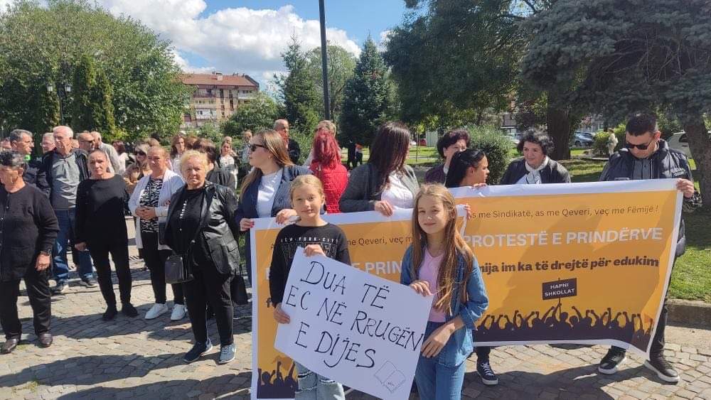 Gjakova proteston, për hapjen e shkollave: As me Qeverinë, as me Sindikatën!