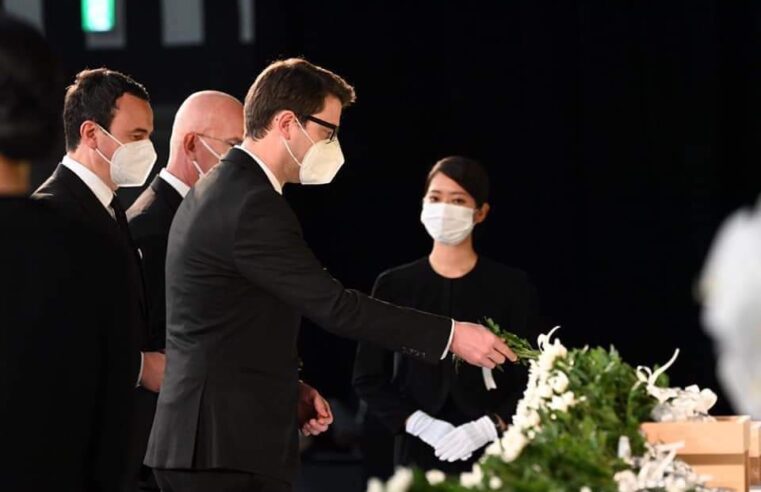 Qeveria publikon foto nga pjesëmarrja e Kurtit në funeralin shtetëror në nderim të ish-kryeministrit të Japonisë, Shinzo Abe