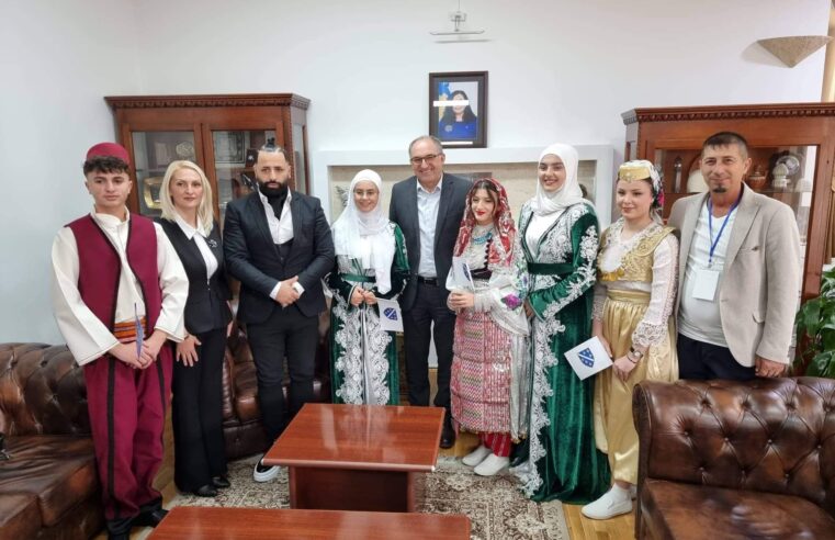 Kryetari Totaj, së bashku me pjesëtarë të komunitetit boshnjak shënuan sot – Ditën Ndërkombëtare të Boshnjakëve