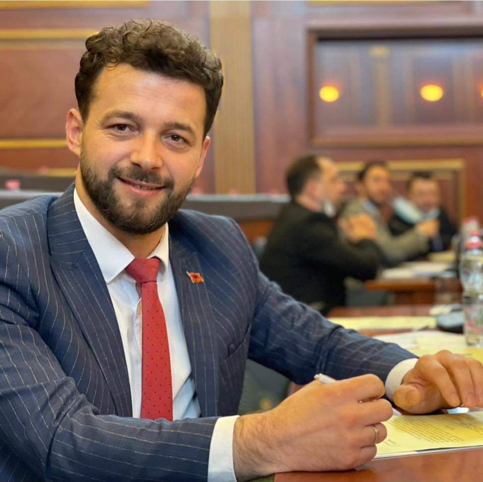 Deputeti i cili votoi kundër martesave LGBT eliminohet nga gara për kryetar të Vetëvendosjes në Ferizaj