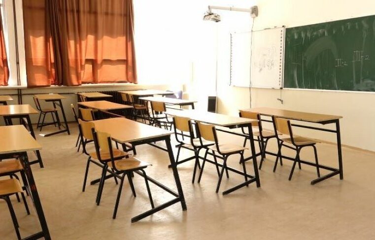 Prindërit pritet të mbajnë vet mësimin në shkolla për fëmijët e tyre