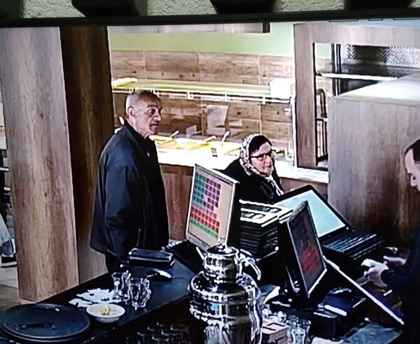 Policia në Prizren kërkon ndihmë për kapjen e gruas që i mori mbi 1 mijë euro, i gjeti në tokë