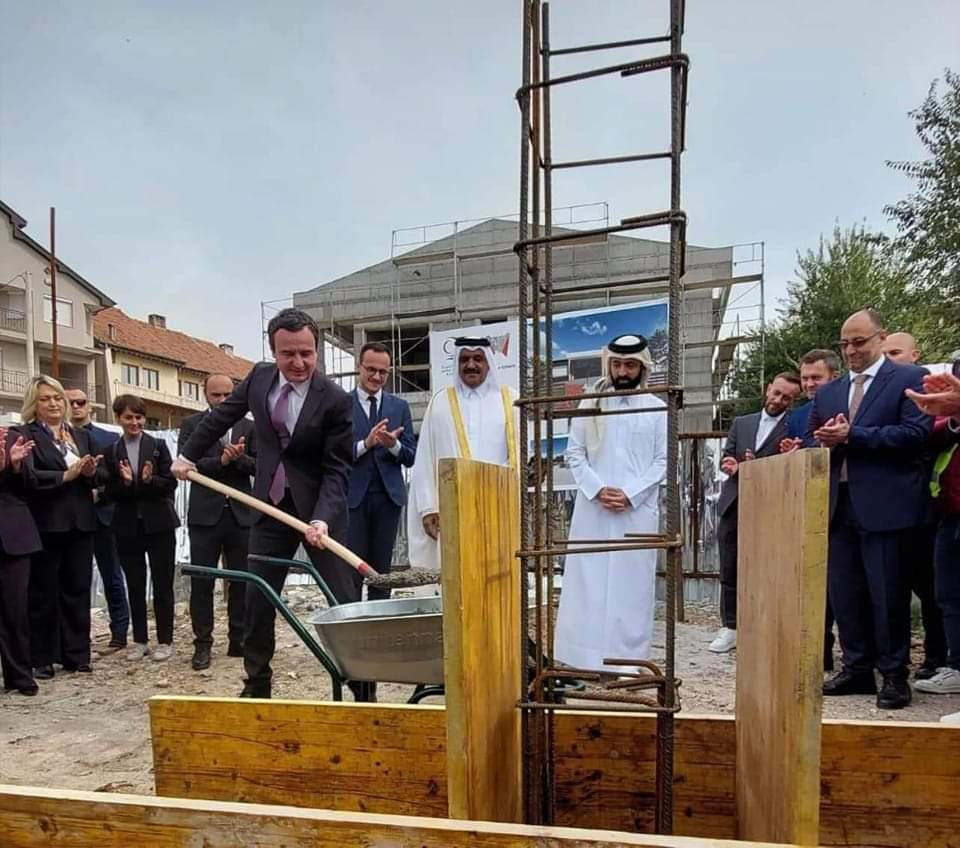 Kryesministri Kurti vë gurthemelin e një QMF-je në lagjen Arbëria në Gjilan
