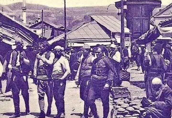Foto historike të shqiptarëve me plisa në Sarajevë..