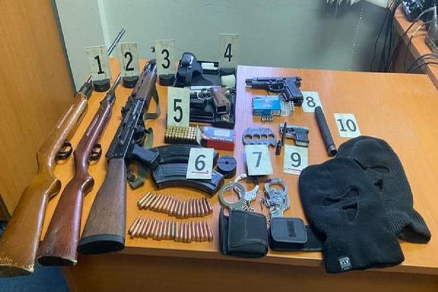 Policia në Zaplluzhë sekuestron 5 armë dhe një sasi municioni