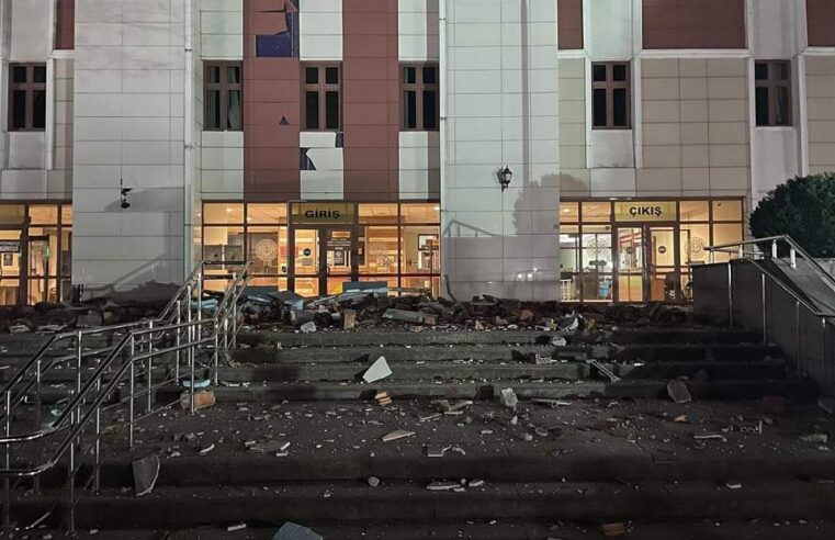 Tërmet i fuqishëm godet Turqinë, dhjetëra të lënduar, frikë dhe panik, qytetarët kalojnë natën në rrugë