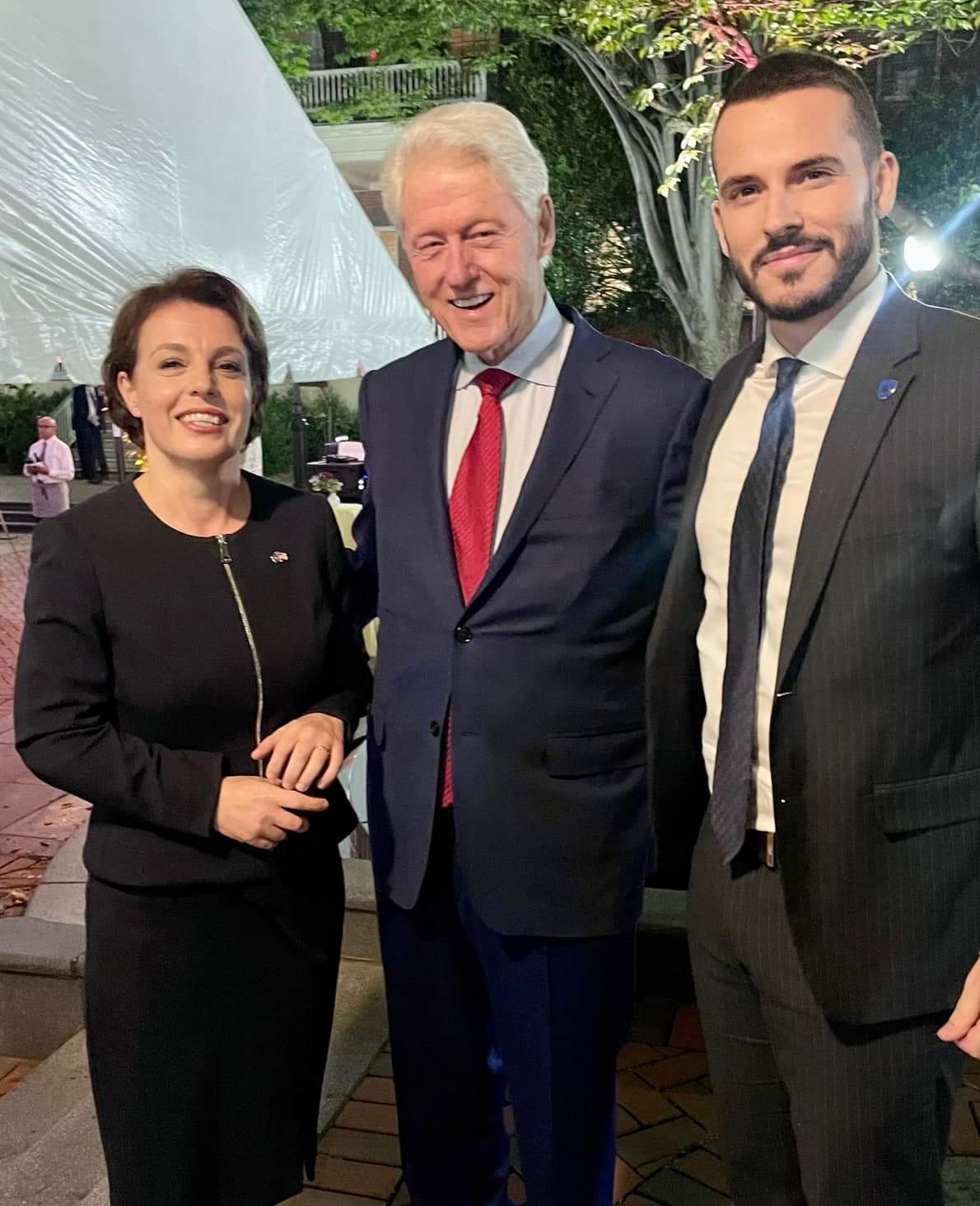 Ministrja e Jashtme, Donika Gërvalla, takohet me ish-presidentin e Shteteve të Bashkuara të Amerikës, Bill Clinton 🇽🇰🤝🇺🇸