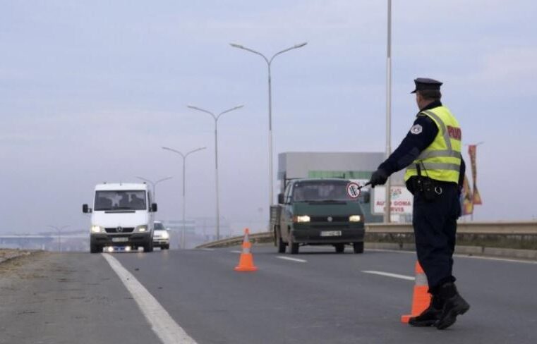 Gruaja e godet me veturë policin, i shkakton lëndime trupore