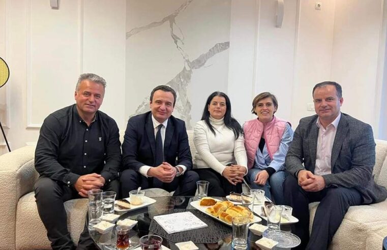 Kurti e vizitoi ish-deputeten e VV-së, Vasfije Krasniqi