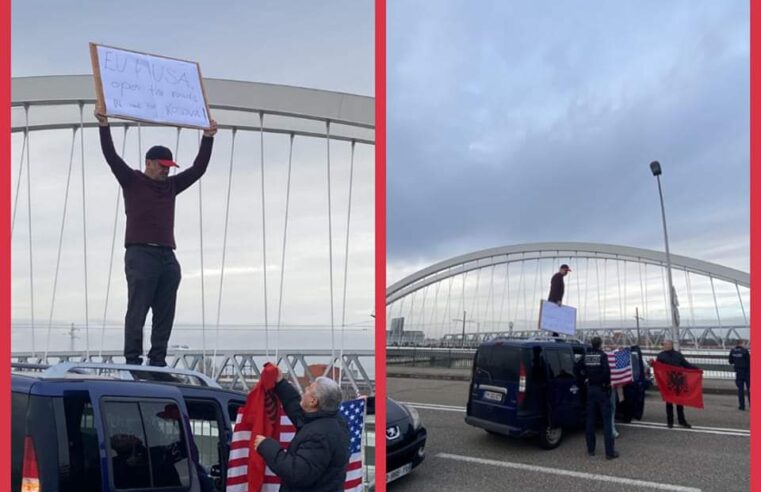 Në kundërshtim të barrikadave në veri të Kosovës, mërgimtari bllokon një pjesë të një rruge në Evropë