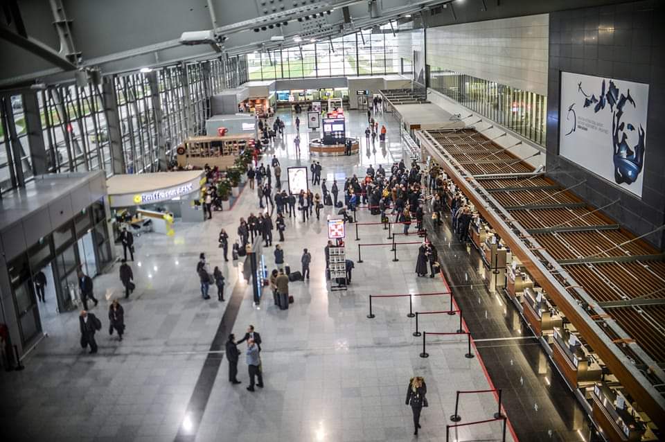 LAJMI I FUNDIT: Aeroporti “Adem Jashari” kërcënohet me bombë, evakuohen pasagjerët dhe stafi