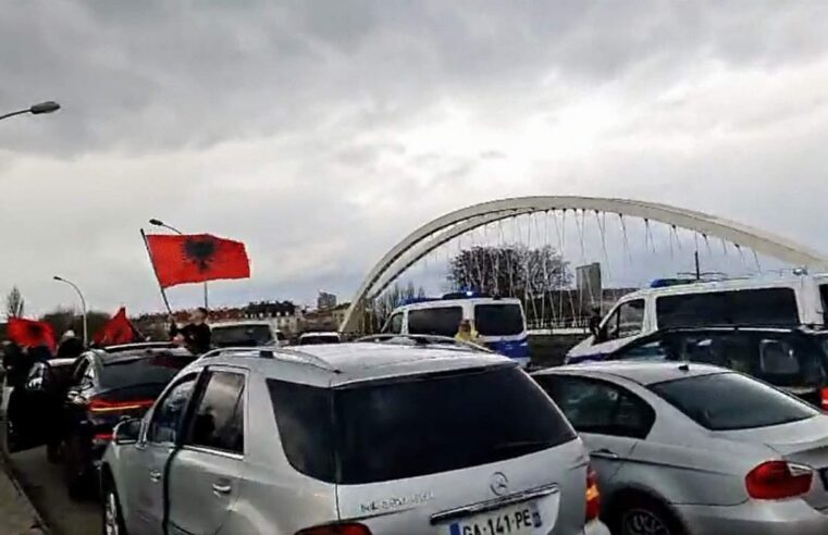 Mërgimtarët bllokojnë rrugën Francë-Gjermani, në shenjë proteste për barrikadat në veri