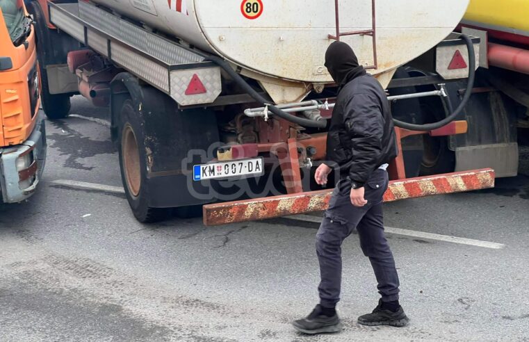 Persona të maskuar i ndezin kamionët e barrikadave në veri