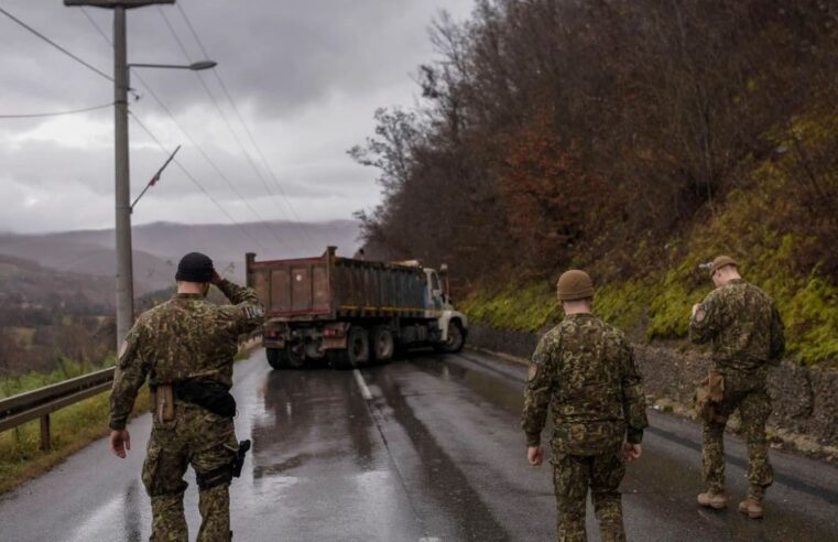 Sulmohet KFOR-i amerikan në Leposaviq, një veturë godet automjetin zyrtar dhe ikë