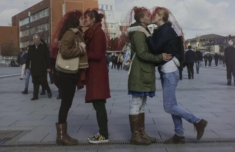 Reagon artisti Halil Xhafa për fotografinë 10,000 €, “Ende keni dilema pse largohet rinia nga Kosova?!”