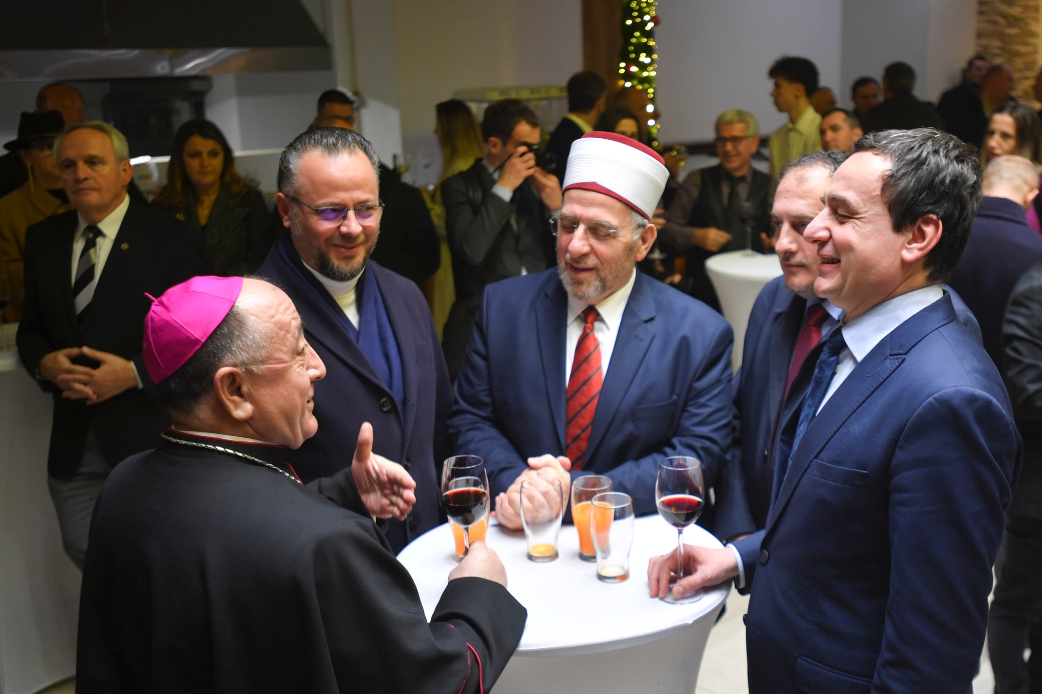 Muftiu Tërnava dhe Kryeministri Kurti marrin pjesë në pritjen e organizuar për Krishtlindje nga Ipeshkvia e Kosovës