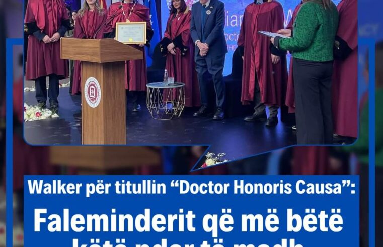 Një ditë para përvjetorit të Masakrës së Reçakut, nderohet me Honoris Causa njeriu që e alarmoi botën për krimet serbe, miku i shqiptarëve, William Walker