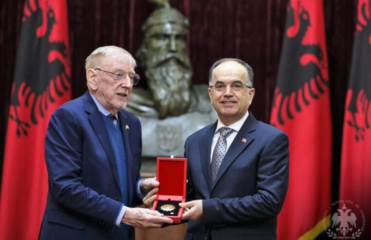 William Walker nderohet me medaljen “Kalorësi i Urdhrit të Flamurit”
