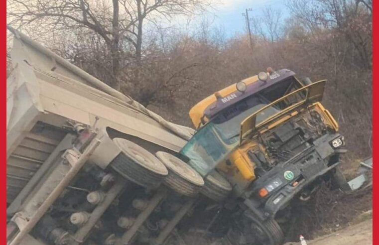 Vetaksident i rëndë në Parallovë, lëndohet shoferi i kamionit