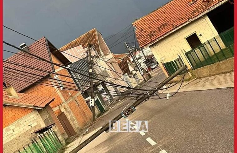 Erërat e fuqishme rrëzojnë shtyllën elektrike në fshatin Korishë të Prizrenit