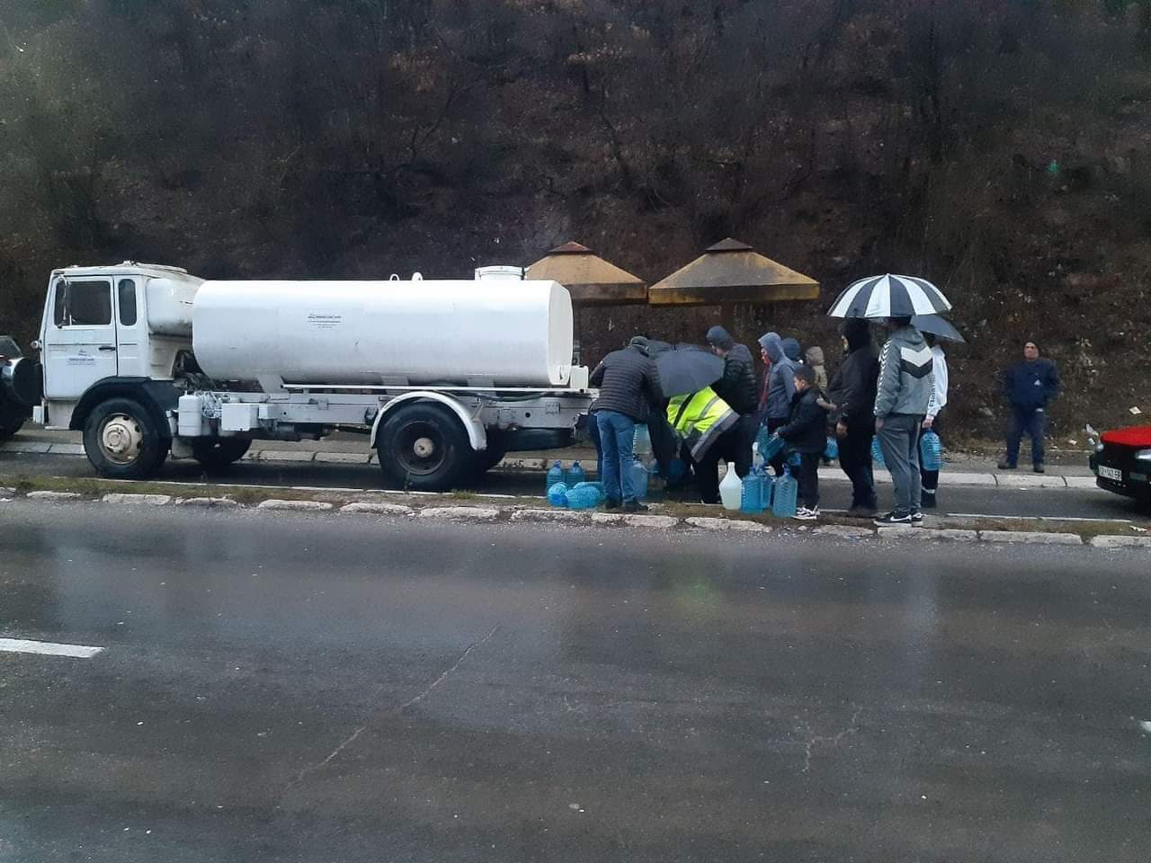 KRU,,Hidroregjioni Jugor” – Prizren ofron ndihmë me ujë të pijes qytetarëve në Mitrovicë
