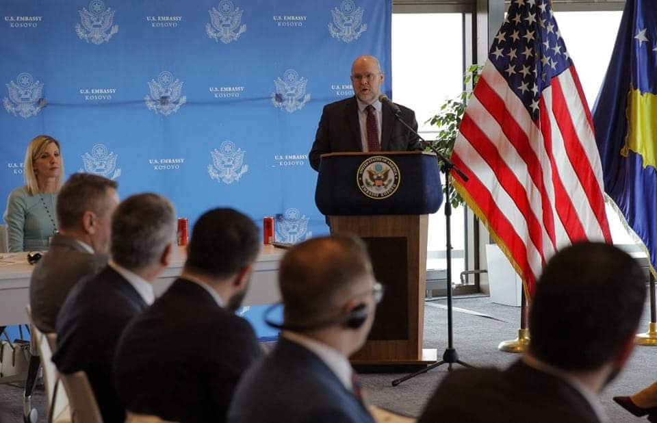 Ambasadori amerikan deklarohet pas diskutimit për Asociacionin