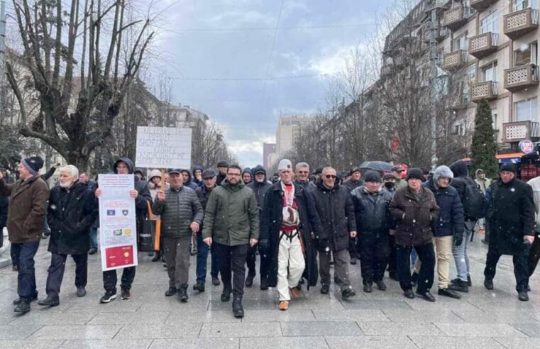 Protesta kundër Asociacionit në shesh, ndërkohë që vazhdon takimi në ambasadën amerikane