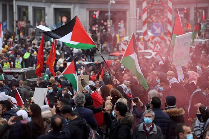 Qeveria izraelite e ndalon vendosjen e flamurit të Palestinës, ngjall reagime në gjithë botën