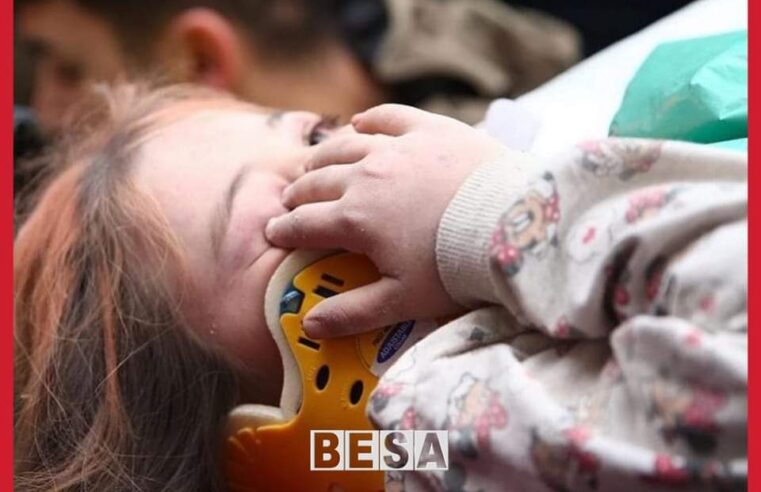 Një vajzë e vogël është shpëtuar nga rrënojat e një pallati 10-katësh në Osmaniye të Turqisë, vajza është në gjendje të mirë shëndetësore